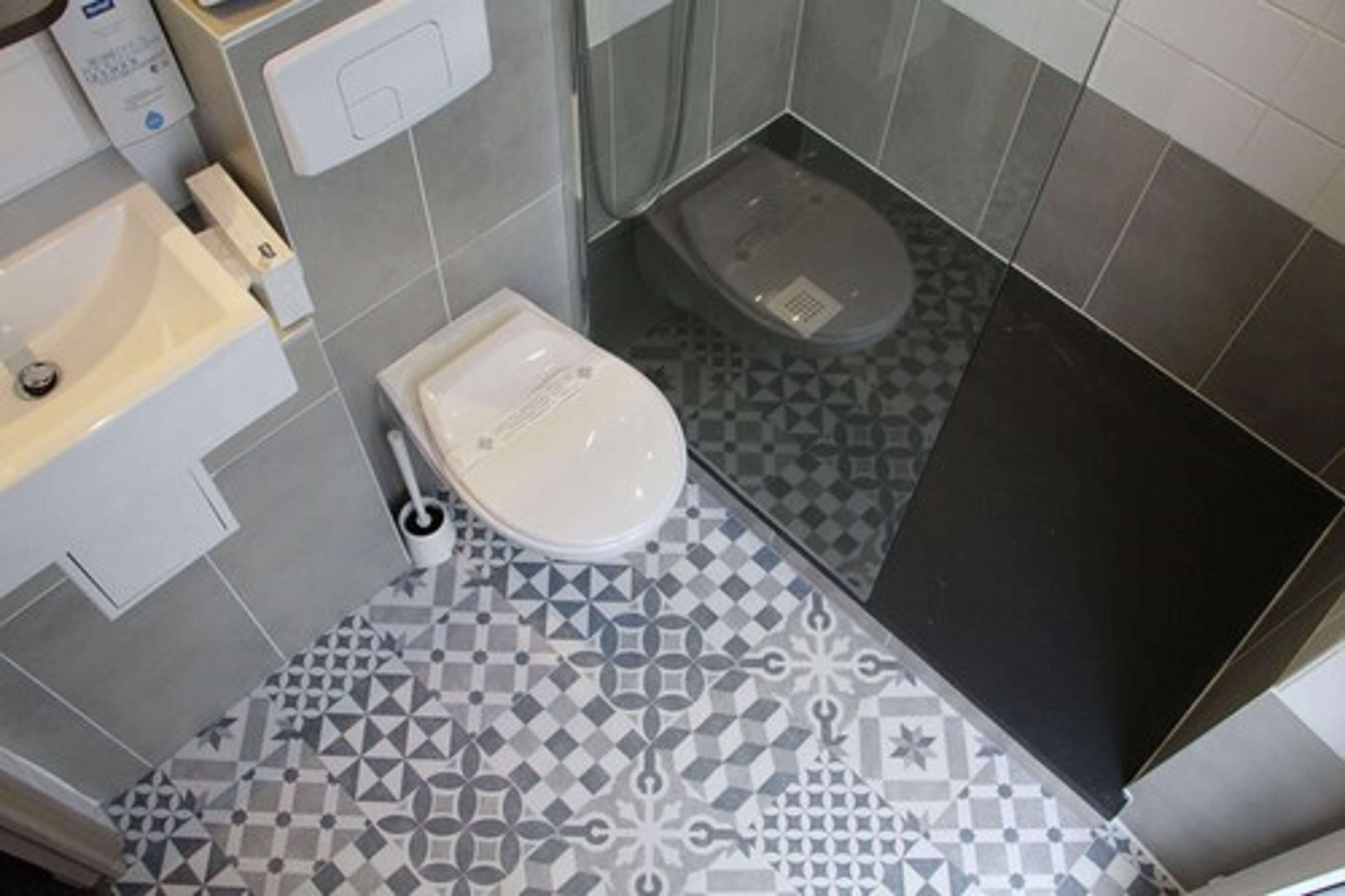 Un baño con inodoro, bidé y lavamanos.