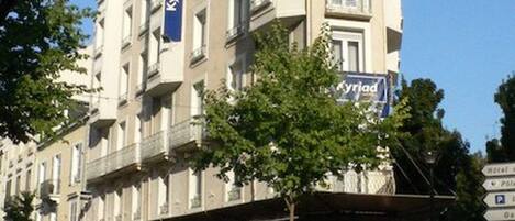 Un hotel con un letrero que indica que es un 'hotel' y dispone de una 'sala de conferencias'.