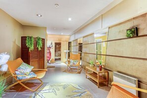 Salas de tratamiento para parejas, sauna y tina de hidromasaje 
