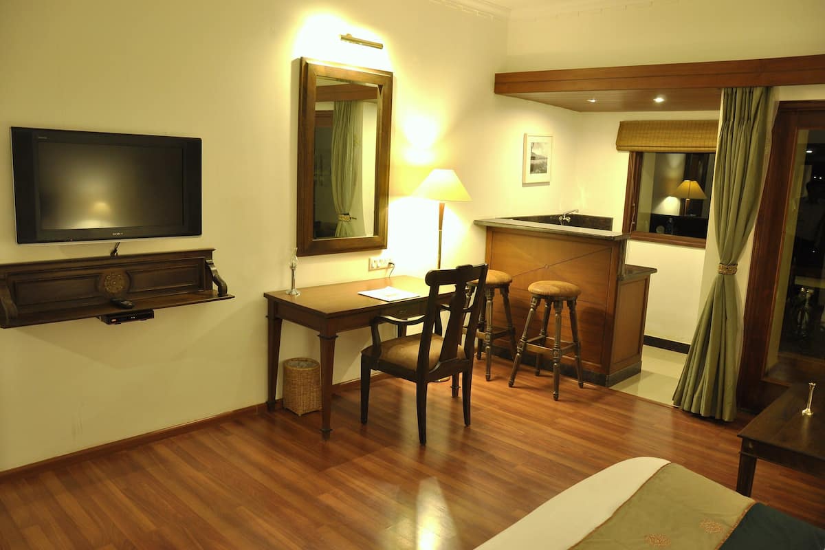 Habitación Deluxe, 1 cama doble | Sala de estar | Televisión LCD de 32 pulgadas con canales por satélite, una televisión