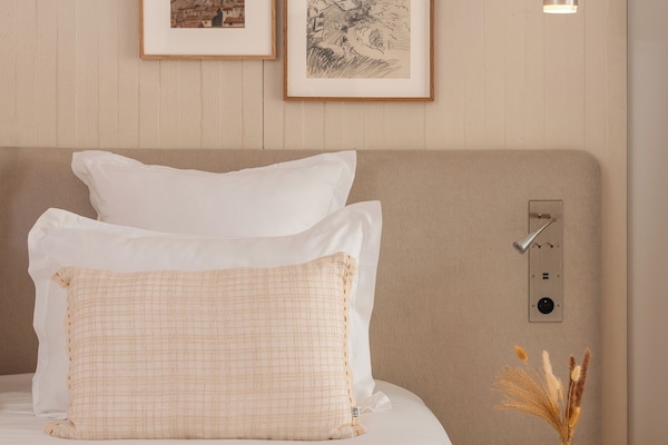 Junior Room | Peralatan tempat tidur premium, tilam berlapik, peti besi dalam bilik