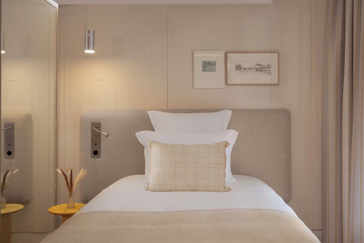 Habitación individual | Ropa de cama de alta calidad y camas con pillow-top