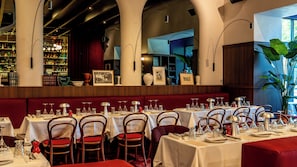 Serveert ontbijt, lunch en diner