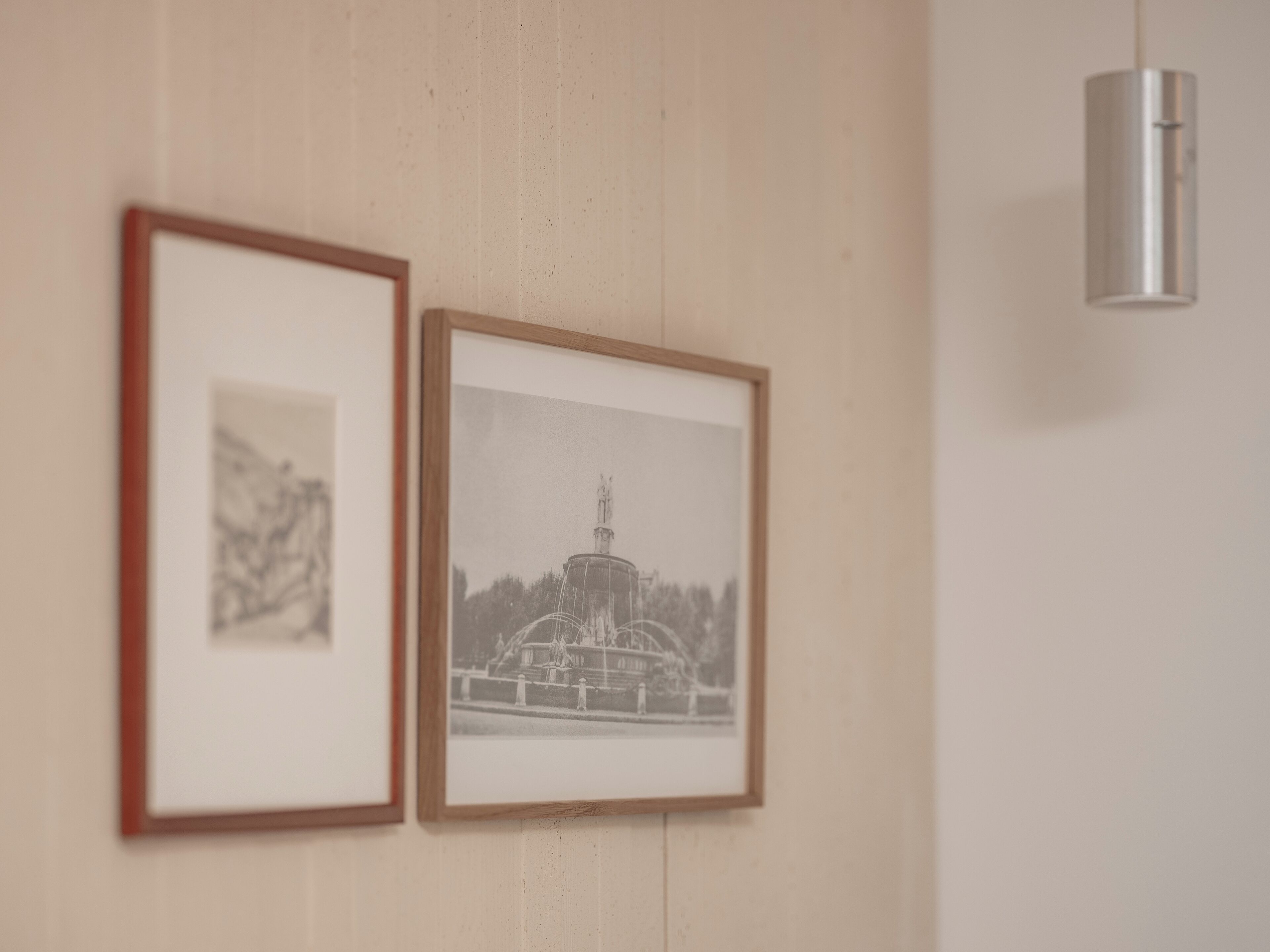 Dos fotografías blanco y negro enmarcadas en una pared.