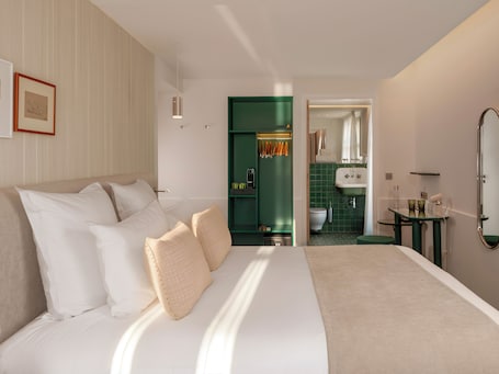 Deluxe Room | Premium bedding, pillowtop beds, in-room safe, desk. Hôtel Saint Christophe Aix en Provence Centre Ville