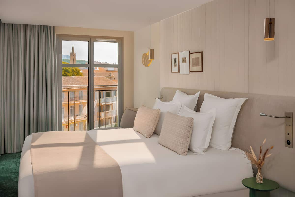 Habitación Deluxe | Ropa de cama de alta calidad y camas con pillow-top