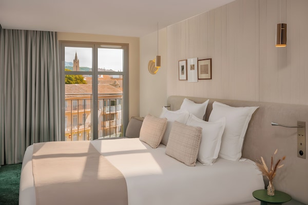 Deluxe Room | Premium bedding, pillowtop beds, in-room safe, desk