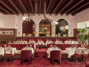 Serveert ontbijt, lunch, diner, Franse gerechten 