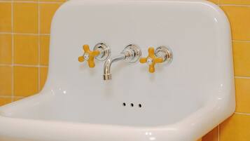 Đồ dùng nhà tắm miễn phí, máy sấy tóc, khăn tắm