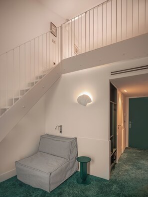 Deluxe driepersoonskamer | Luxe beddengoed, pillowtop-bedden, een kluis op de kamer, een bureau