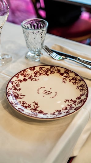 Serveert ontbijt, lunch en diner