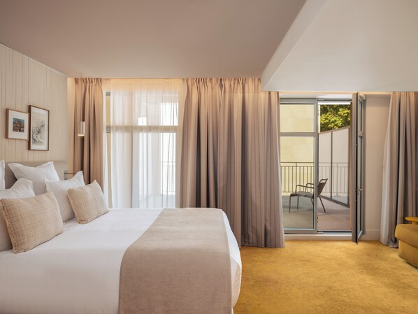 Junior kamer | Luxe beddengoed, pillowtop-bedden, een kluis op de kamer, een bureau
