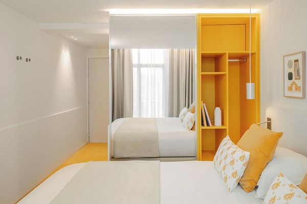 Bộ đồ giường cao cấp, két bảo mật tại phòng, bàn, màn/rèm cản sáng