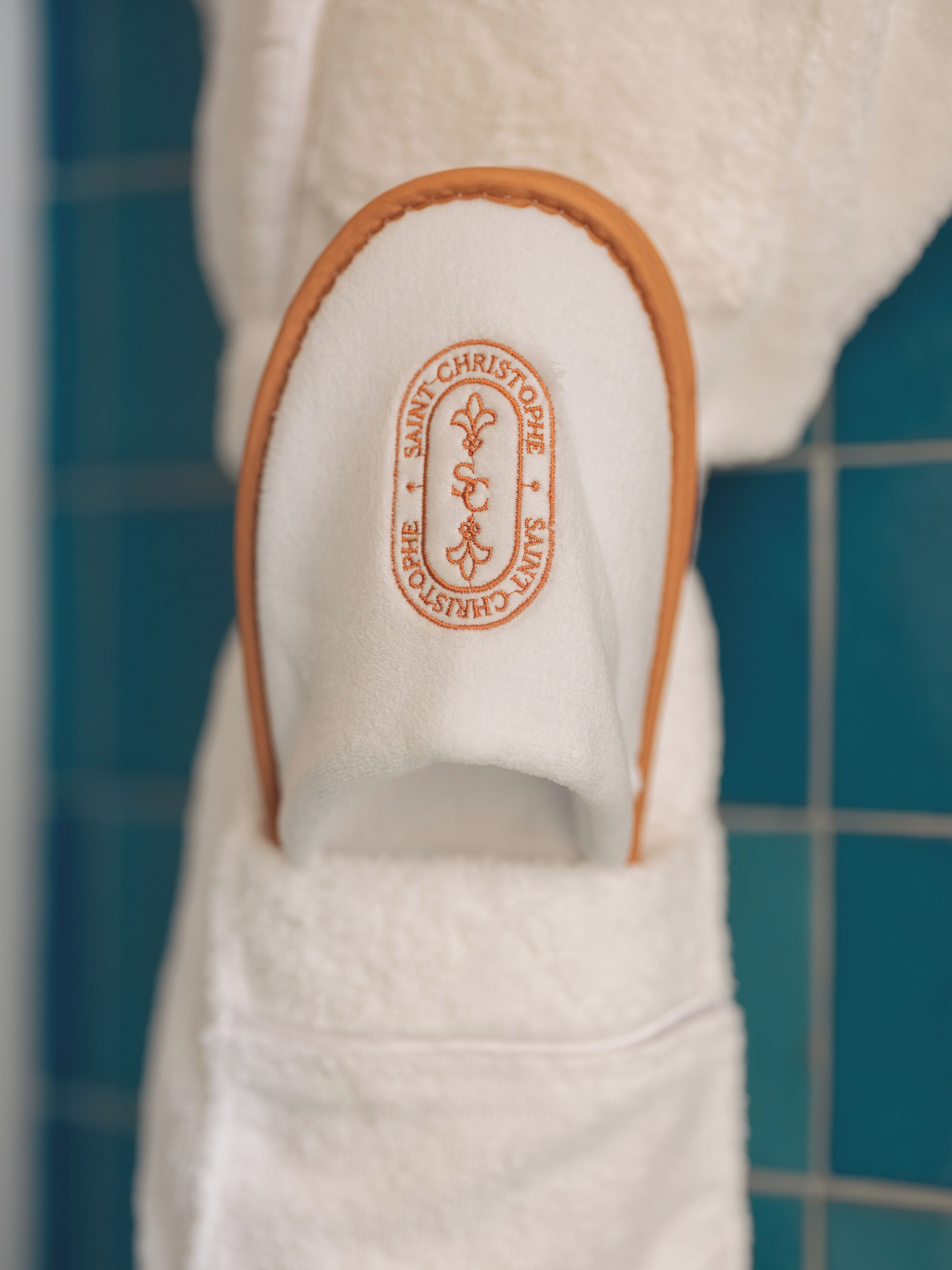 Una bata blanca con un logo y texto en el interior.