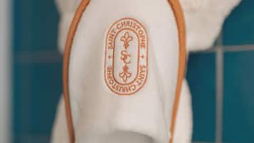 Una bata blanca con un logo y texto en el interior.