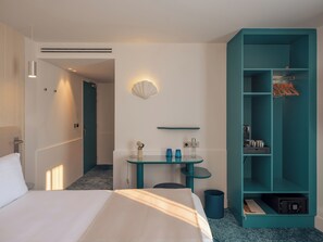 Superior kamer (Shower) | Luxe beddengoed, pillowtop-bedden, een kluis op de kamer, een bureau