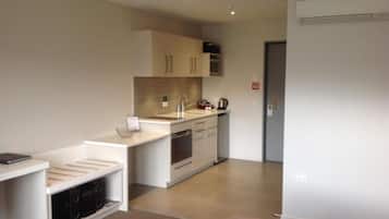 Studio, accessible aux personnes à mobilité réduite | Coin cuisine privé | Réfrigérateur, micro-ondes, plaque de cuisson, lave-vaisselle