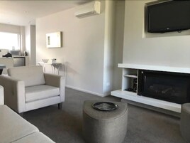 Suite estándar, 1 habitación | Zona de estar | Una televisión de pantalla plana, un reproductor de DVD