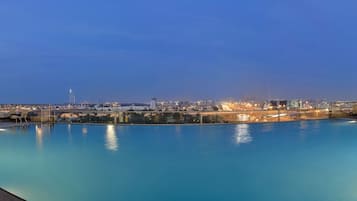 Piscina all'aperto, con ingresso dalle 08:00 alle 22:30, lettini