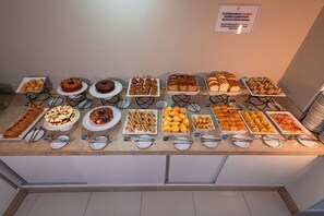 Café da manhã com buffet grátis todos os dias