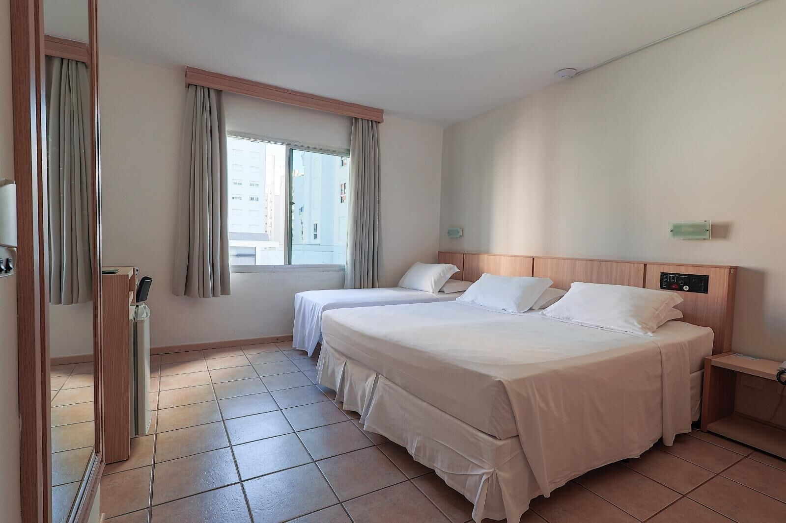 Minibar, Zimmersafe, kostenloses WLAN, Bettwäsche