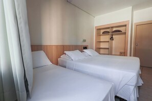 Standard-Dreibettzimmer | Minibar, Zimmersafe, Verdunkelungsvorhänge, kostenloses WLAN