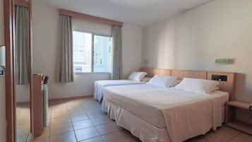 Quarto triplo standard | 1 quarto, frigobar, cofres nos quartos, cortinas blackout