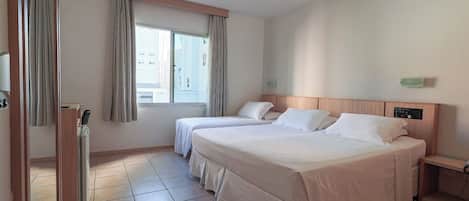 Habitación triple estándar | 1 dormitorio, minibar, caja fuerte y cortinas opacas