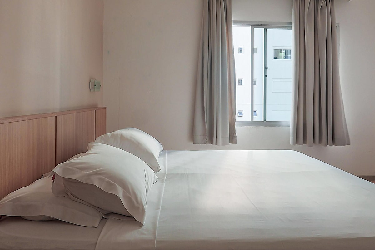 Minibar, in-room safe, WiFi (free), bed sheets