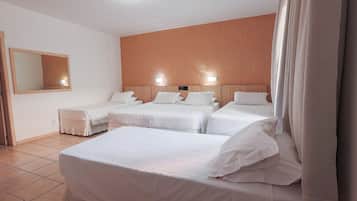 Chambre Familiale (Quintuplo) | Minibar, coffres-forts dans les chambres, rideaux occultants