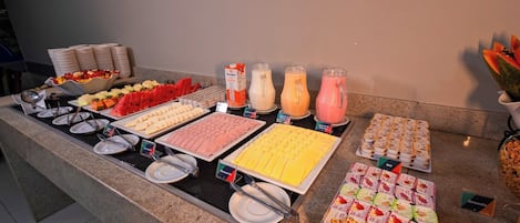Un bufé con diversos alimentos y bebidas.