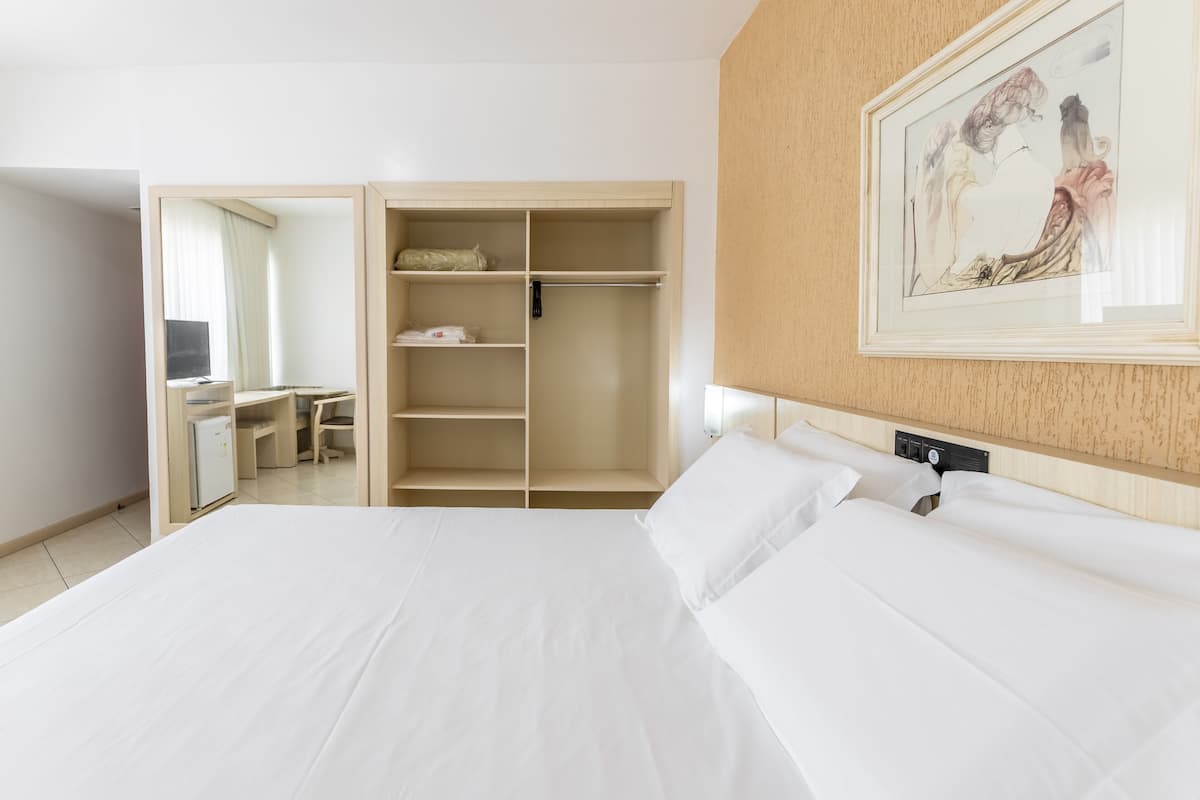 Standard Twin Room | 1 bedroom, minibar, in-room safe, blackout drapes