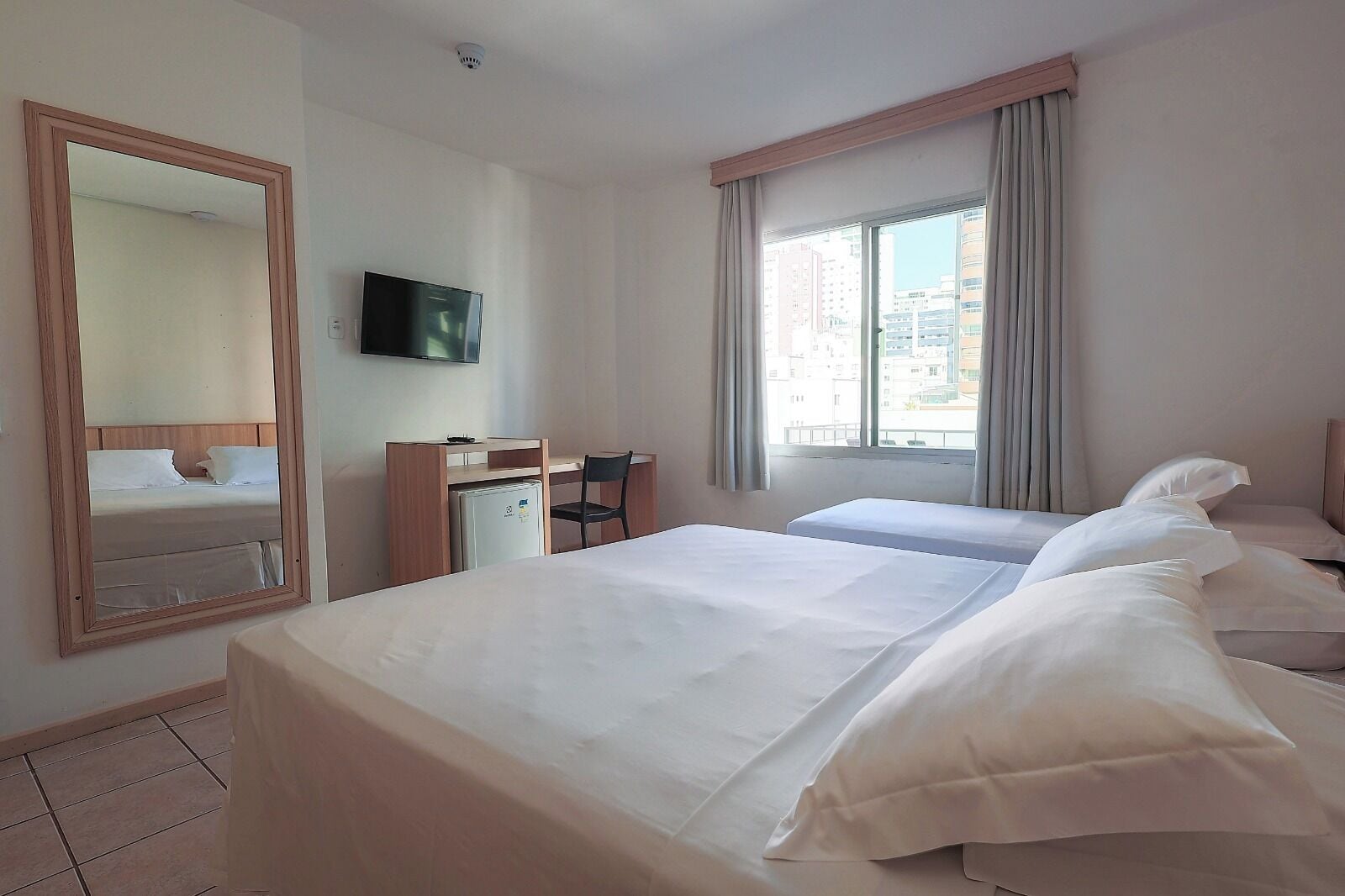 Kolmen hengen standard-huone | Minibaari, tallelokero huoneessa, pimennysverhot, ilmainen Wi-Fi