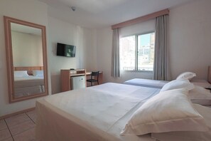 標準三人房 | 迷你吧、客房內保險箱、遮光布/窗簾、免費無線上網