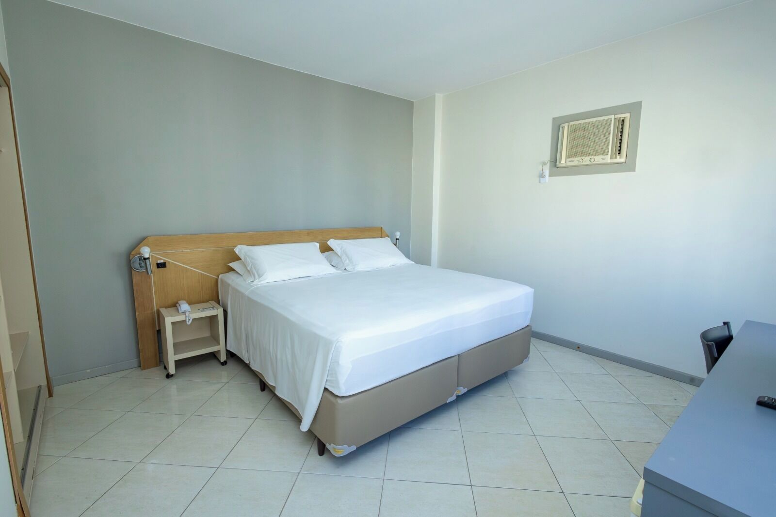 Habitación estándar con 2 camas individuales | Minibar, caja fuerte, cortinas opacas y wifi gratis