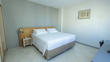 Quarto duplo standard | 1 quarto, frigobar, cofres nos quartos, cortinas blackout