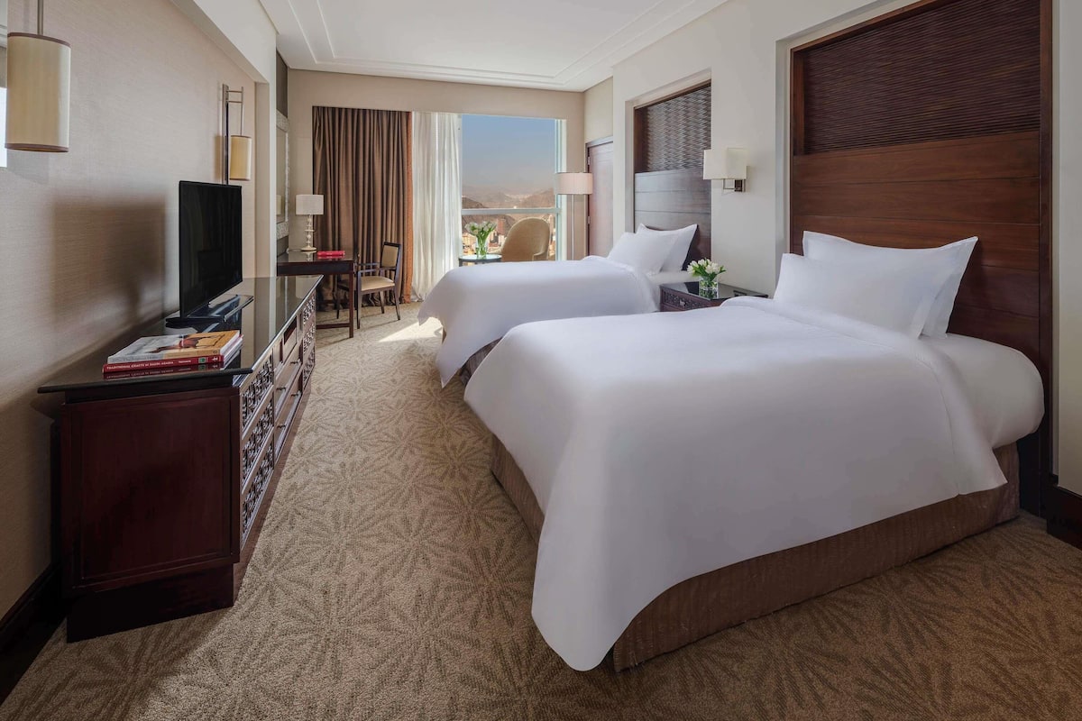 Hypo-allergenic bedding, Select Comfort beds, minibar, in-room safe