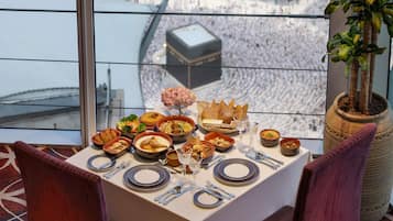10 restaurants; breakfast, lunch and dinner served