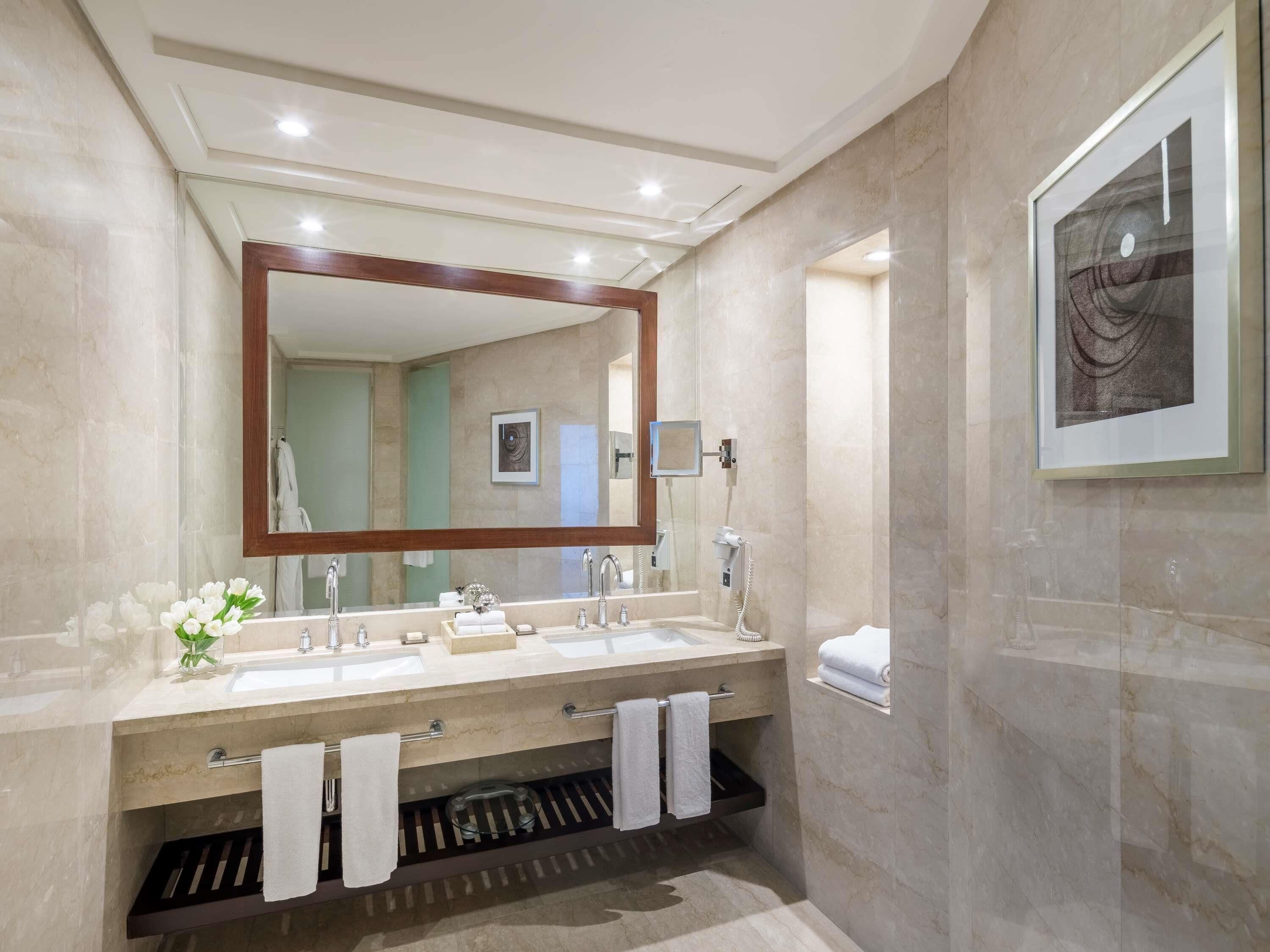 Residential Suite Quad Haram Multiple Beds | Bộ đồ giường kháng dị ứng, nệm Select Comfort, minibar 