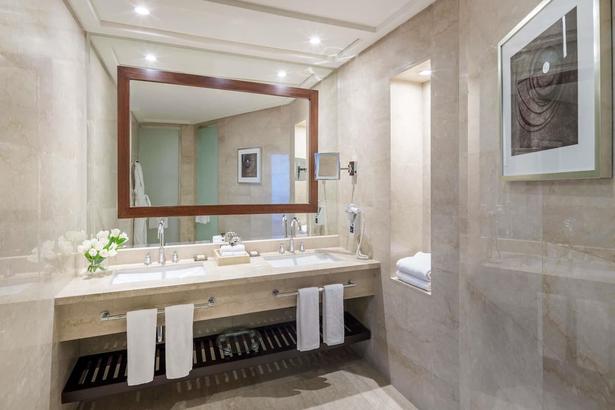 Residential Suite Quad Haram Multiple Beds | Bộ đồ giường kháng dị ứng, nệm Select Comfort, minibar