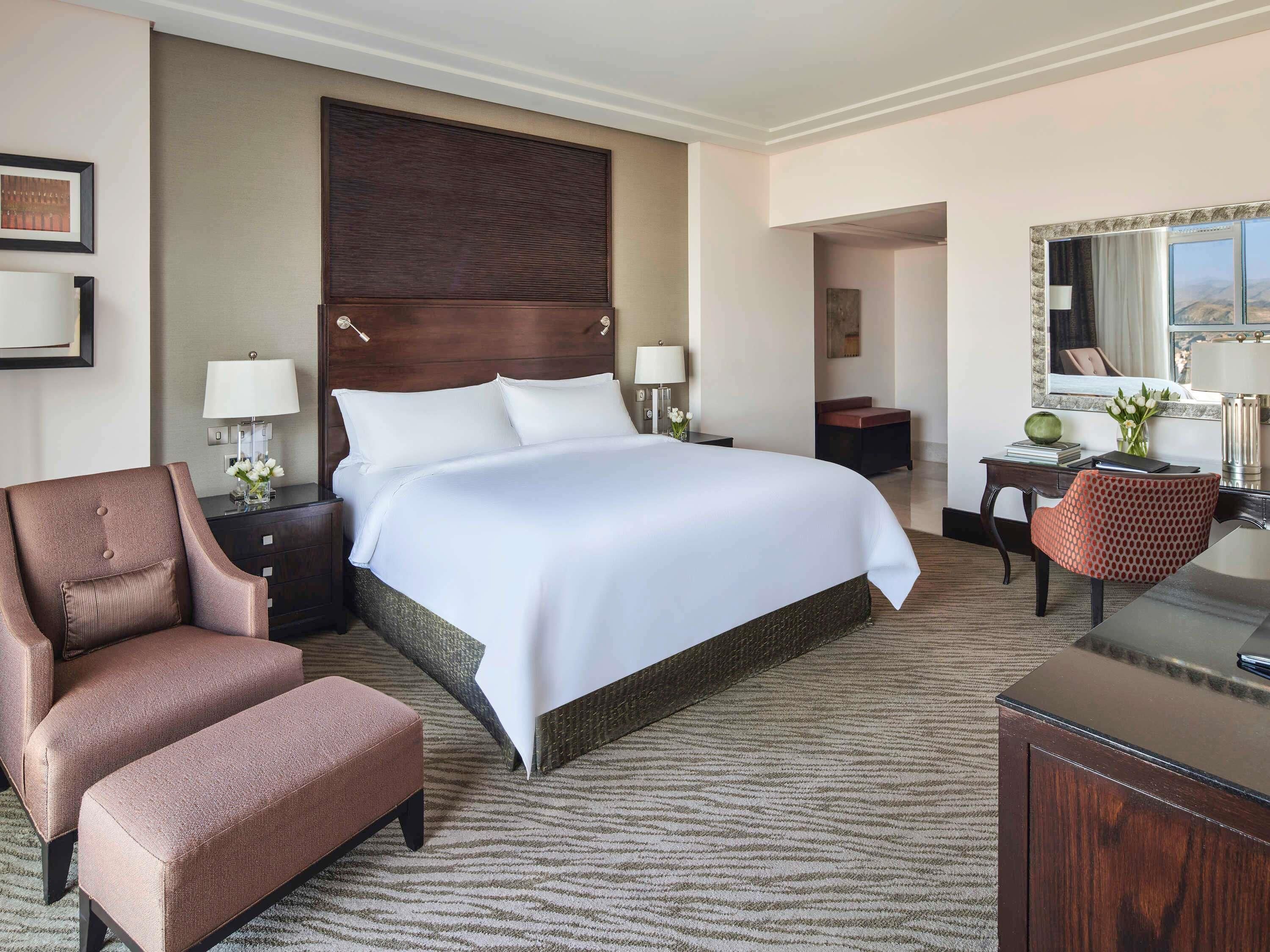 低刺激性寝具、セレクト コンフォート製ベッド、ミニバー、セーフティボックス (室内)