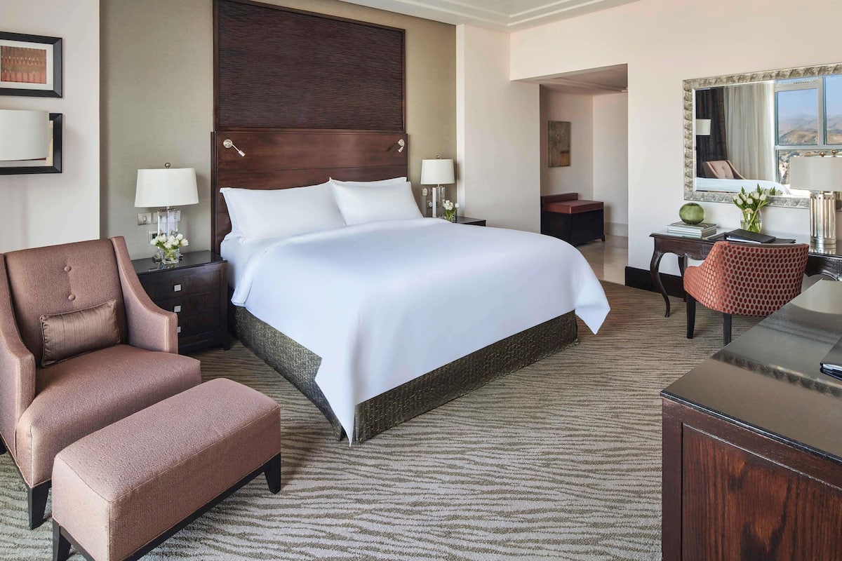 Hypo-allergenic bedding, Select Comfort beds, minibar, in-room safe