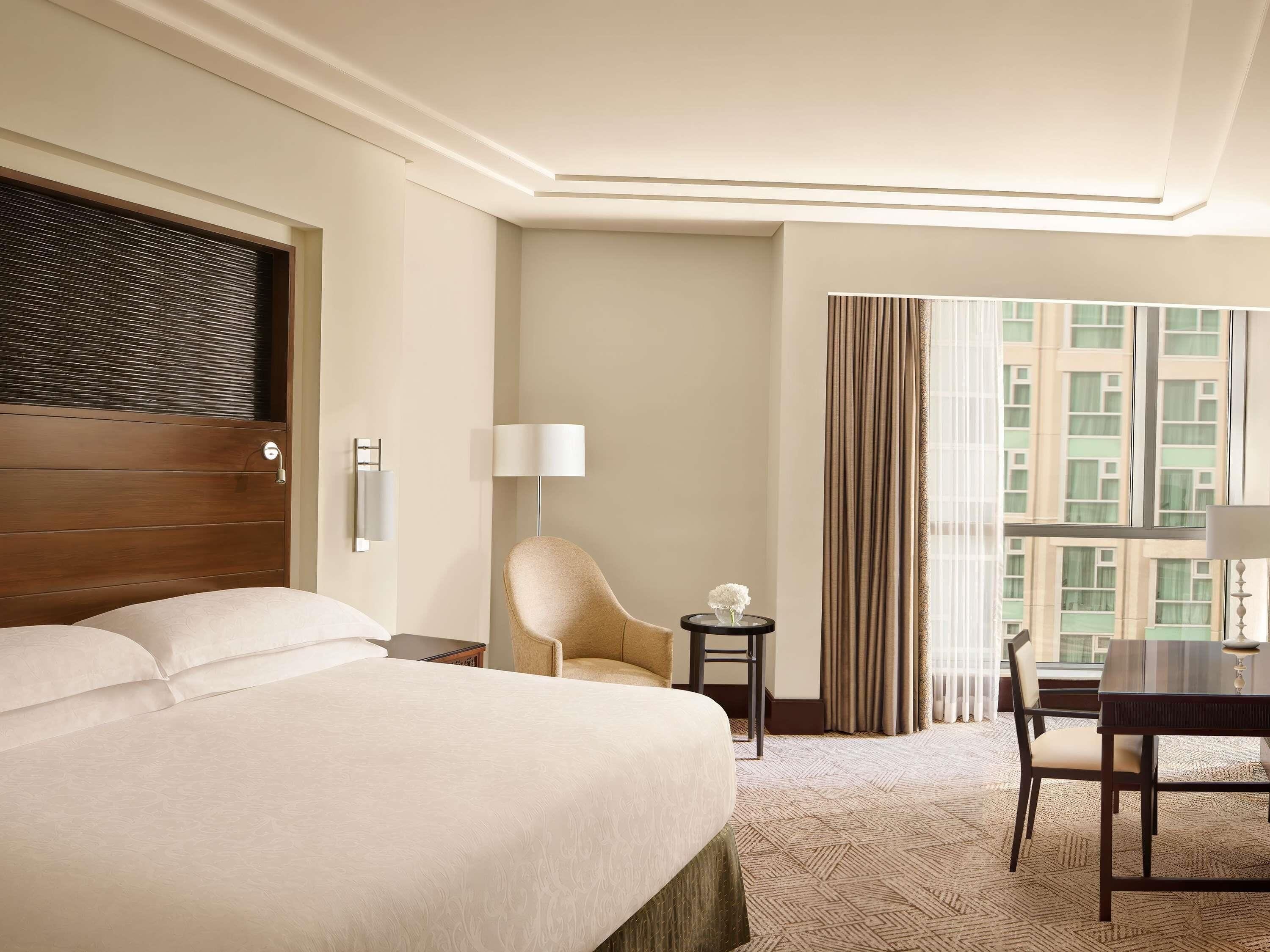 Fairmont, Room, 1 King Bed, City View | Hypo-allergenic bedding available, Select Comfort beds, minibar