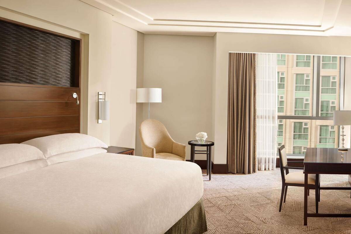 Fairmont, Room, 1 King Bed, City View | Hypo-allergenic bedding available, Select Comfort beds, minibar