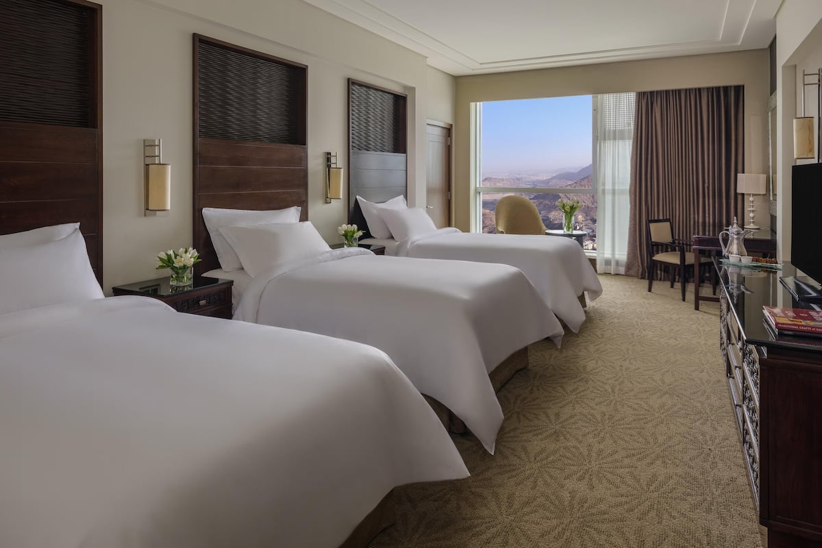 Habitación triple, 3 camas individuales, vista a la ciudad | Ropa de cama hipoalergénica, camas Select Comfort y minibar