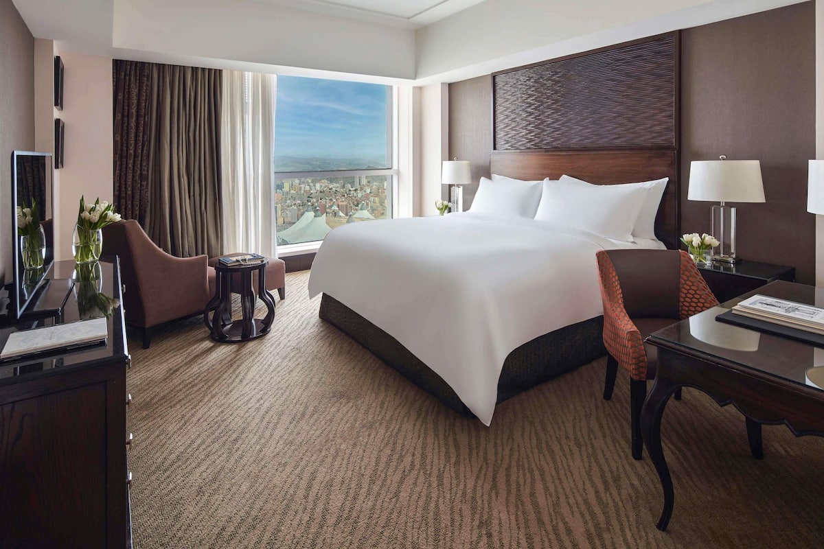 Fairmont Gold, Suite – executive, 1 kingsize-seng med sovesofa, byutsikt | Allergitestet sengetøy, senger med Select Comfort-madrass og minibar