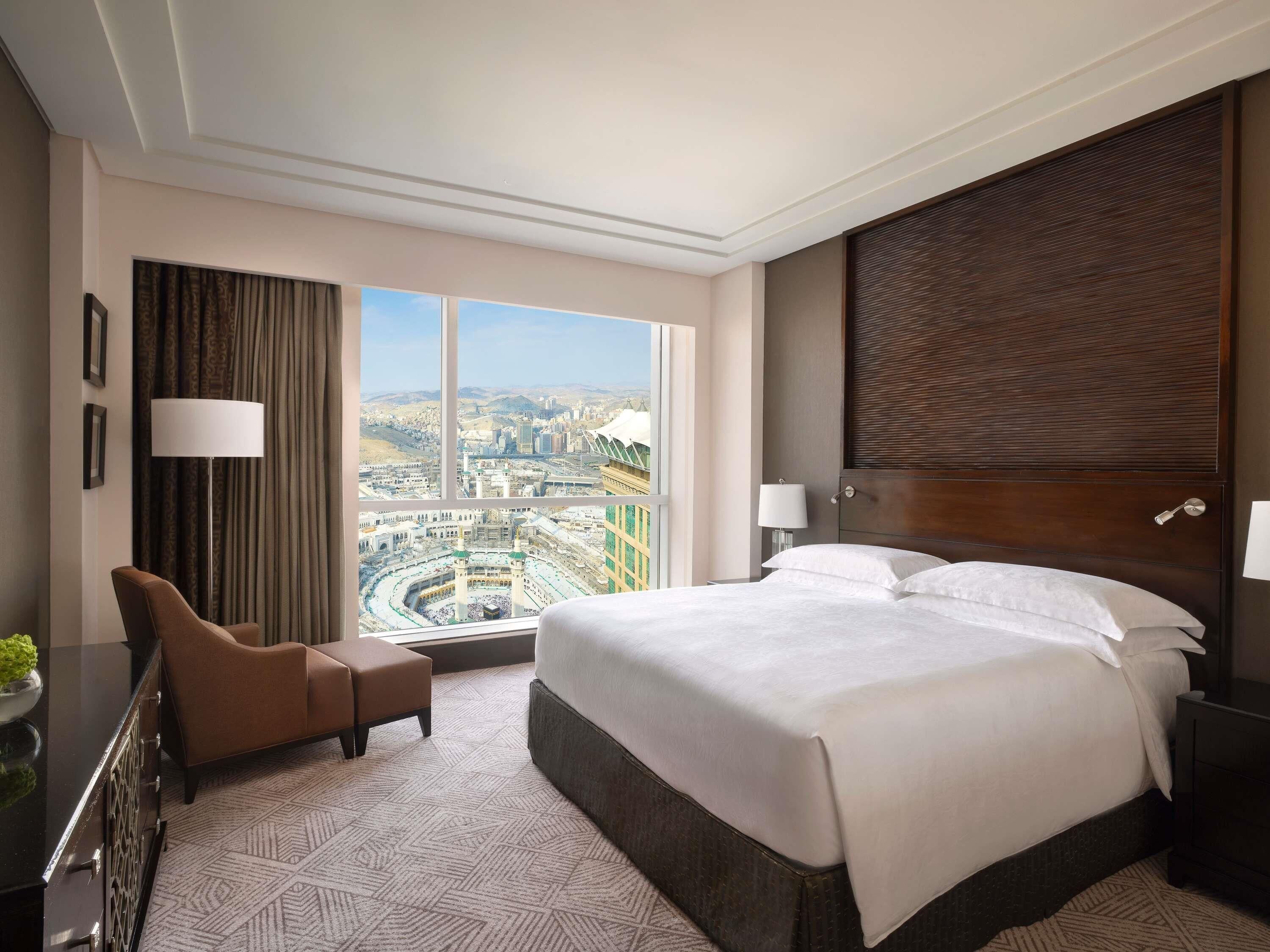 Junior Suite, 1 King Bed (Kaaba) | Roupas de cama antialérgicas, camas Select Comfort, frigobar