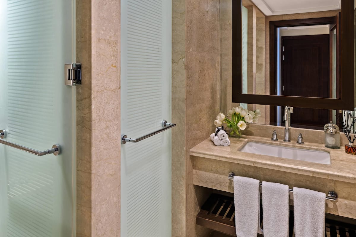 Hypo-allergenic bedding, Select Comfort beds, minibar, in-room safe