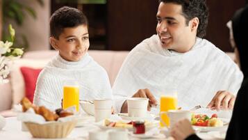 10 restaurants, breakfast, lunch, dinner served; international cuisine
