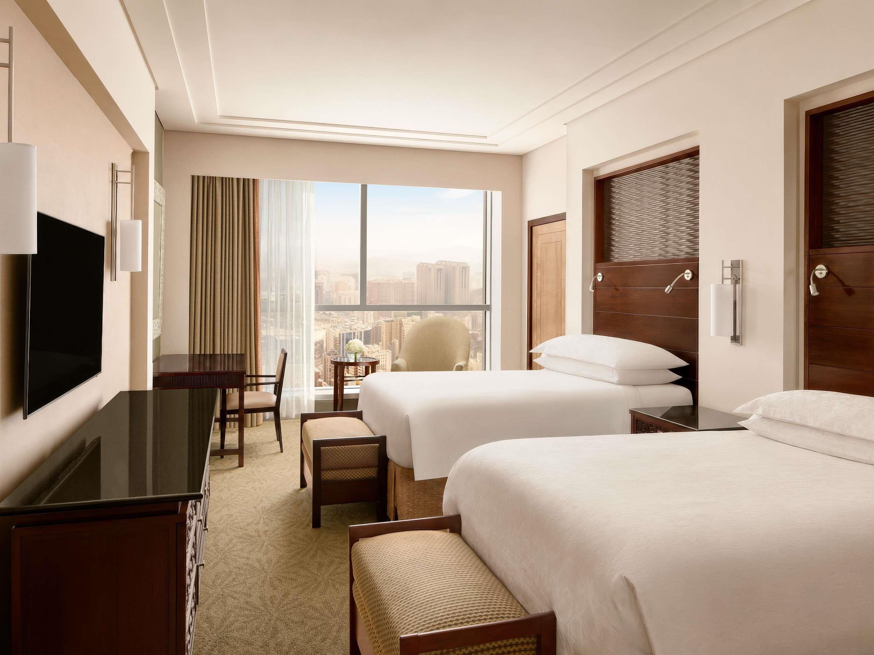 Fairmont, Twin Room, 2 Twin Beds, City View | Hypo-allergenic bedding available, Select Comfort beds, minibar